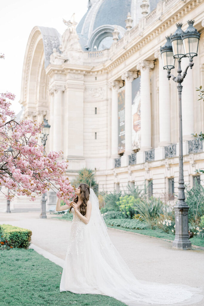 mariée-au-printemps-à-paris-respirant-les-arbres-en-fleurs