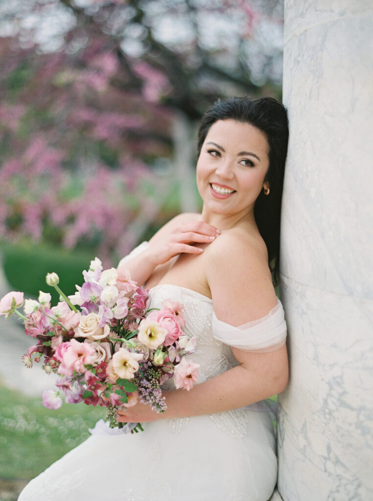 Mariée-avec-bouquet-de-mariée-aux-couleurs-violet-mauve
