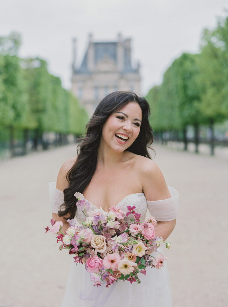 mariée-avec-bouquet-de-mariée-à-Paris